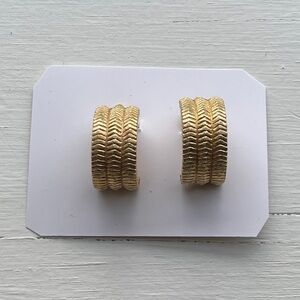 Vintage Gold Tone Chunky Ribbed Clip-On Hoop Earrings